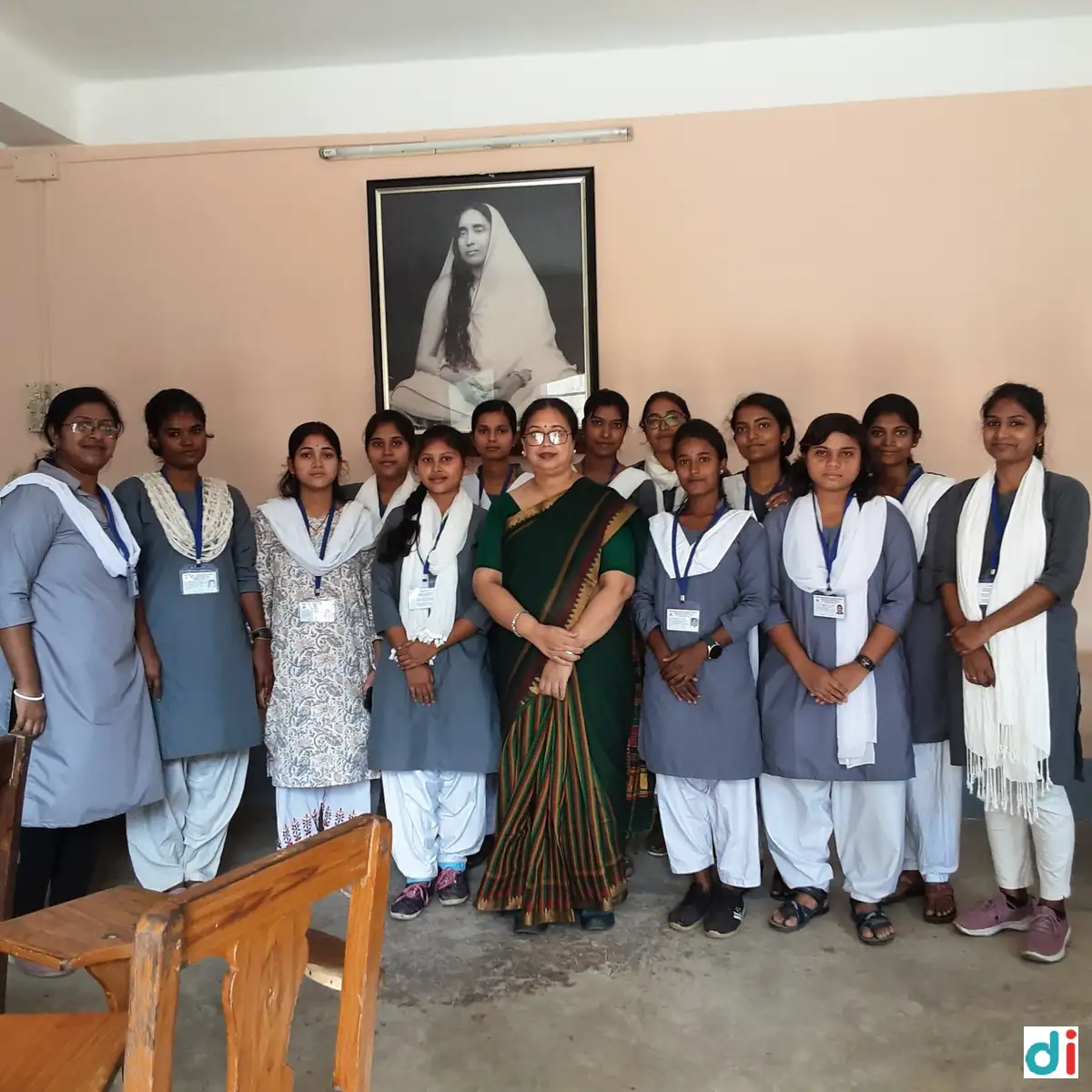 ms-shampa-mukhopadhyay-standing-with-a-group-of-students-at-her-school-in-south-kolkata-facilitating-spoken-english-classes-for-school-students |Creative English Learning Centre