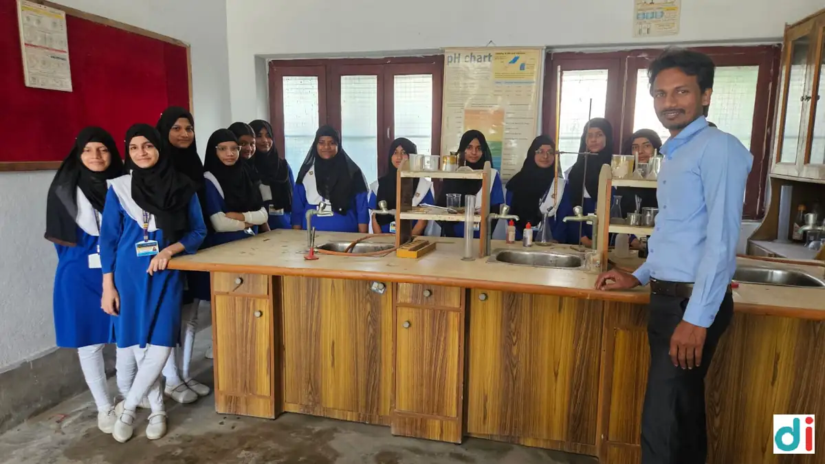 senior-students-attending-science-practical-class-in-chemistry-lab-at-angel-high-school-darbhanga |Angel High school